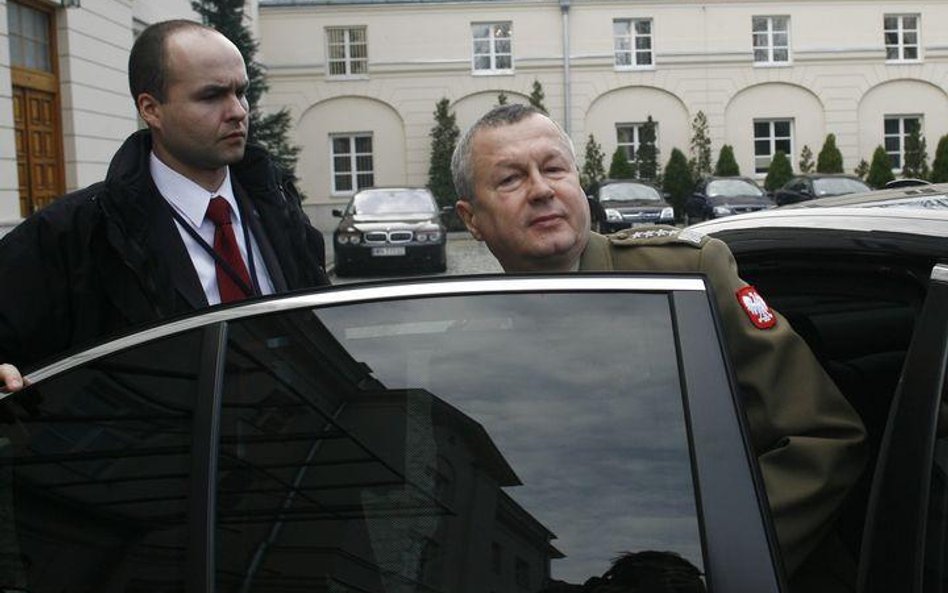 Generałowie sami za kółkiem?