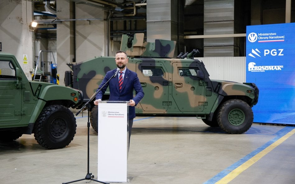 Wicepremier, szef MON Władysław Kosiniak-Kamysz podczas podpisania umowy ramowej na dostawę ponad 12