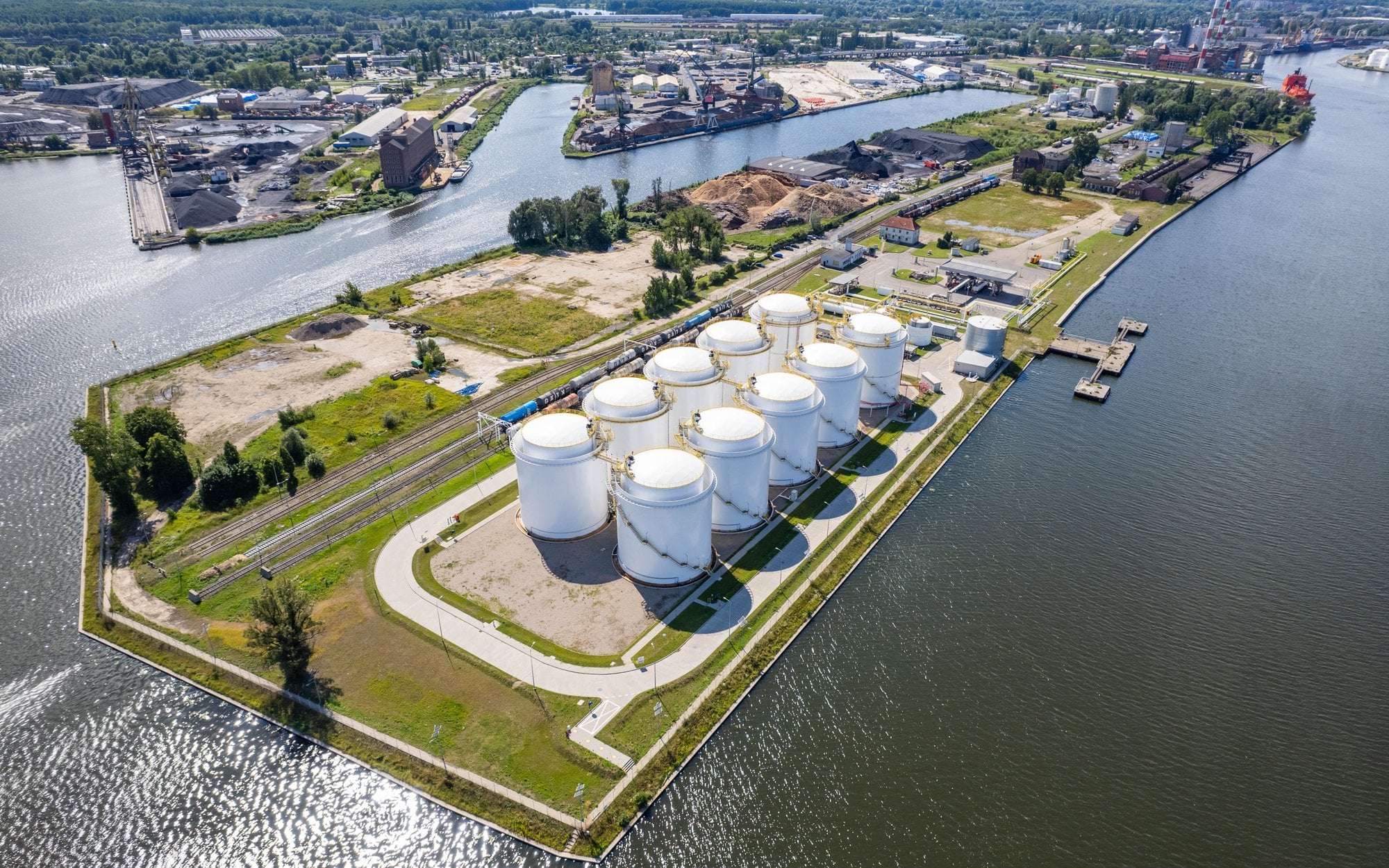 Unimot in crisis mode. Diversifies fuel supplies