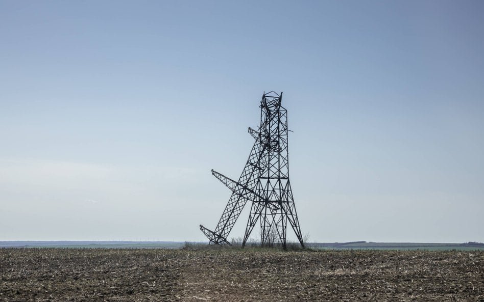 Zniszczony ostrzałem słup energetyczny w obwodzie donieckim