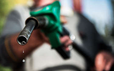 Kierowcy płacą coraz mniej za paliwa. Pomogły globalne obniżki cen surowców
