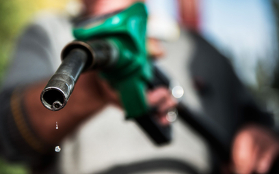 Kierowcy płacą coraz mniej za paliwa. Pomogły globalne obniżki cen surowców