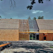 Inspirowany wiejską stodołą budynek administracyjny Muzeum Wsi Opolskiej, proj. db2 architekci