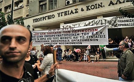 Greccy demonstranci w Atenach wywiesili transparenty z napisami, które po złagodzeniu można przetłum