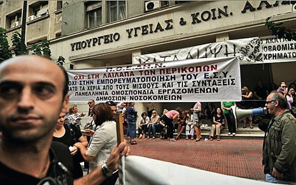 Greccy demonstranci w Atenach wywiesili transparenty z napisami, które po złagodzeniu można przetłum