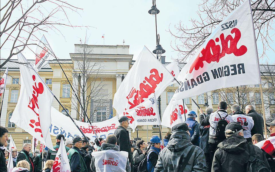 Związkowcy z „Solidarności” przybyli pod siedzibę premiera w chwil, gdy ich głos mógł być dobrze sły