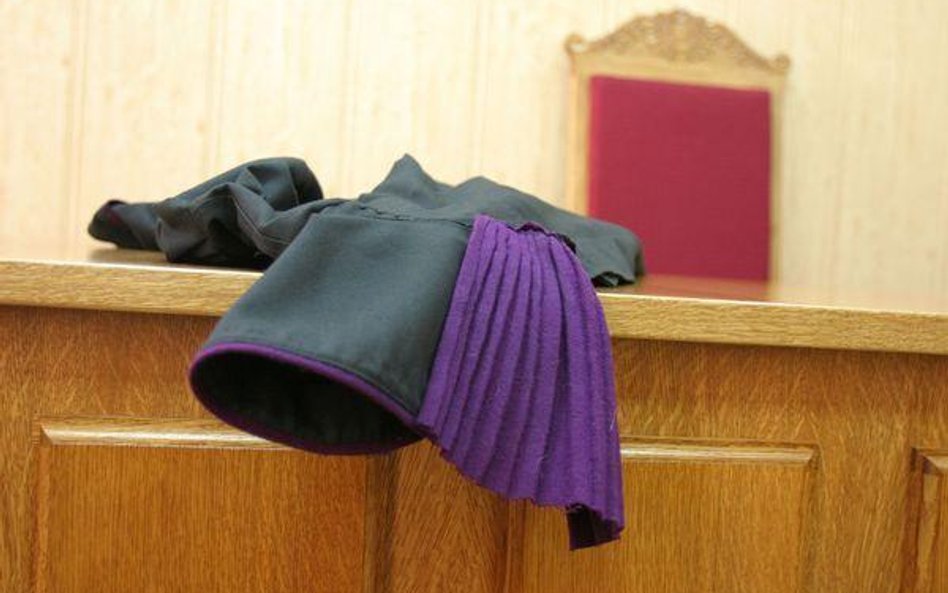 Status sędziów sądów dyscyplinarnych – dylematy i praktyka