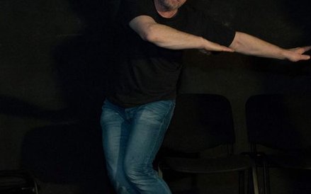 Marek Cichucki w trakcie próby spektaklu.