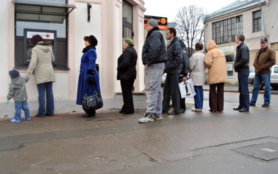 Kolejki Łotyszy stały godzinami przed oddziałami Swedbanku