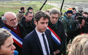 Szef francuskiego rządu Gabriel Attal podczas spotkania z rolnikami w Parcay-Meslay, w pobliżu Tours