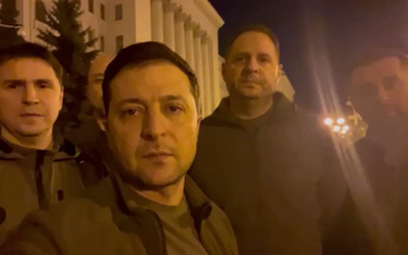 25 lutego 2022, Wołodymyr Zełenski na ulicy Bankowej w Kijowie w towarzystwie premiera Denysa Szmyha