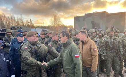 Premier Mateusz Morawiecki na granicy Polski z Białorusią