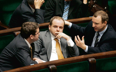 To teraz będziecie posłami. Posłowie Prawa i Sprawiedliwości, sierpień 2006 roku. Od lewej: Jan Ołda