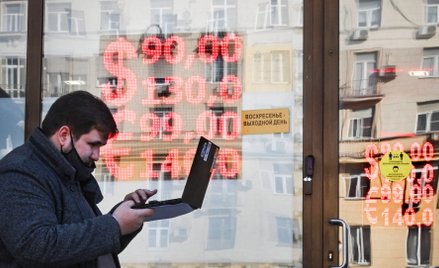 Kreml już sięga do skarpety i wydaje oszczędności