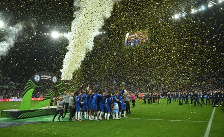 Piłkarze Chelsea FC Londyn podczas dekoracji po wygranym meczu finałowym Ligi Konferencji z Realem B