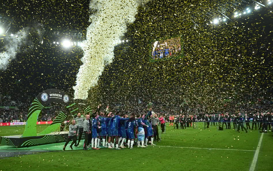 Piłkarze Chelsea FC Londyn podczas dekoracji po wygranym meczu finałowym Ligi Konferencji z Realem B