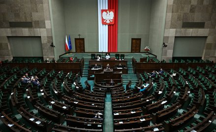 Posłowie na sali plenarnej Sejmu w Warszawie.