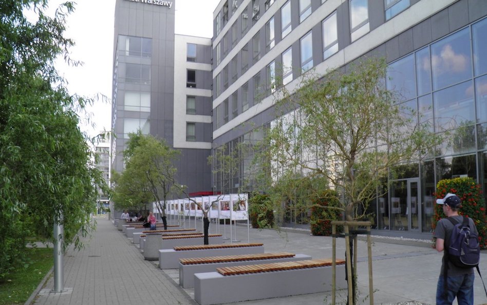 Jadłodzielnia znajduje się przed Urzędem Dzielnicy Ursynów