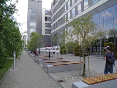 Jadłodzielnia znajduje się przed Urzędem Dzielnicy Ursynów