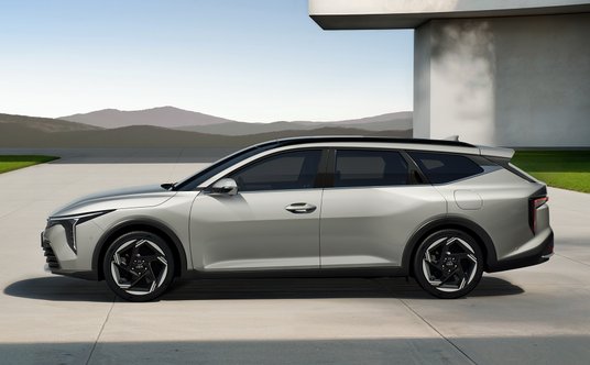 Przy długości 4695 mm i rozstawie osi 2720 mm K4 Kombi realnie ociera się o klasę średnią.