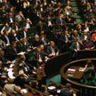 Posłowie z tylnych ław muszą uważnie obserwować sprawozdawcę ze swej partii, który siada z przodu i 