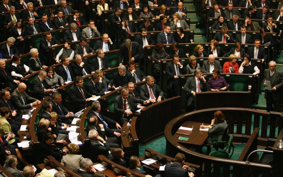 Posłowie z tylnych ław muszą uważnie obserwować sprawozdawcę ze swej partii, który siada z przodu i 