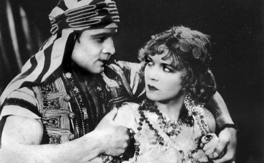 „Syn szejka” (1926 r.) z Rudolfem Valentino i Vilmą Bánky był kontynuacją kinowego hitu „Szejk” z 19