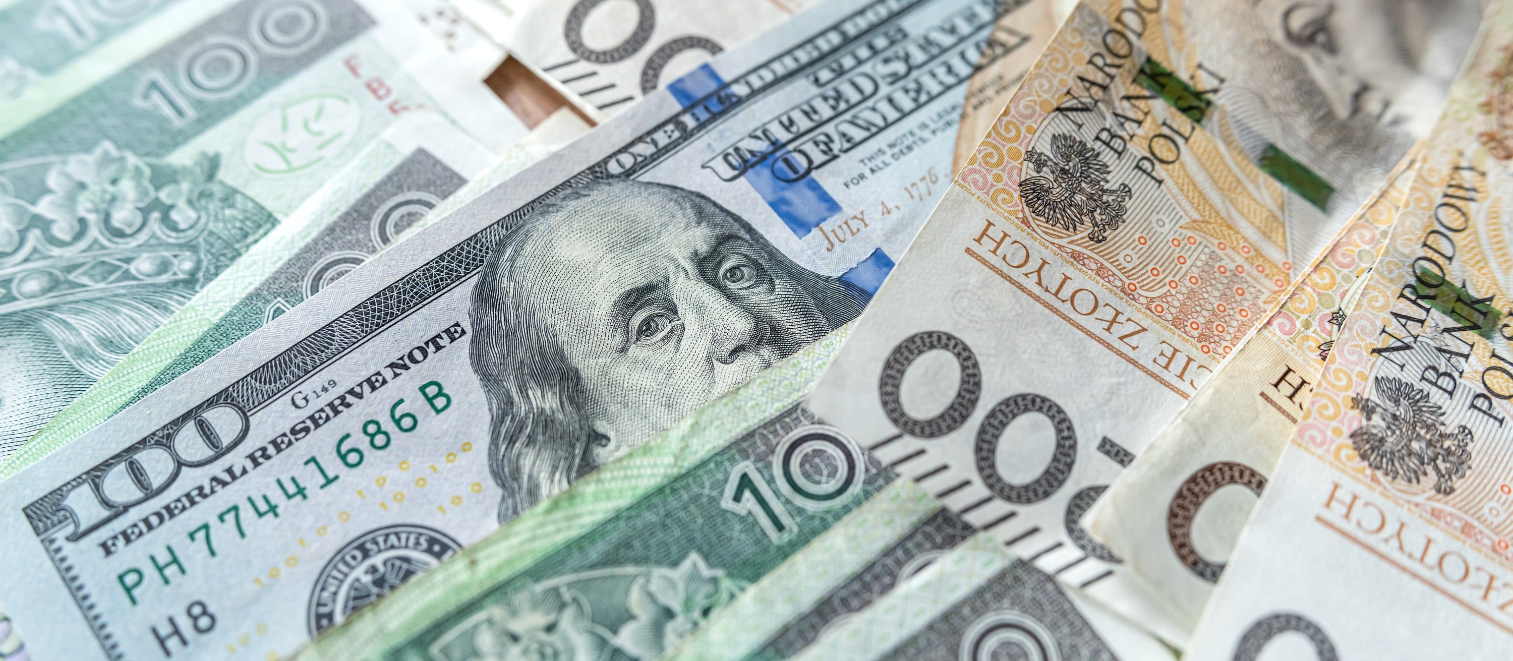 Nie widać końca przeceny złotego. Dolar i frank rosną w siłę