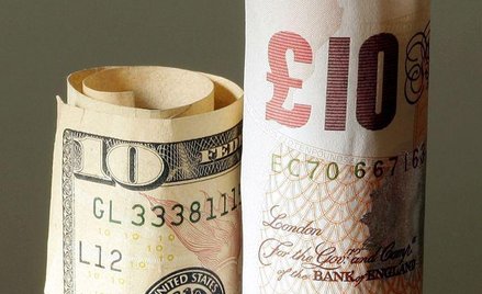 Funt wyhamował spadki, dolar lekko w górę