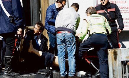 Udzielanie pomocy jednej z ofiar oskarżonego Claudio Giardiello przed wejściem do sądu w Mediolanie