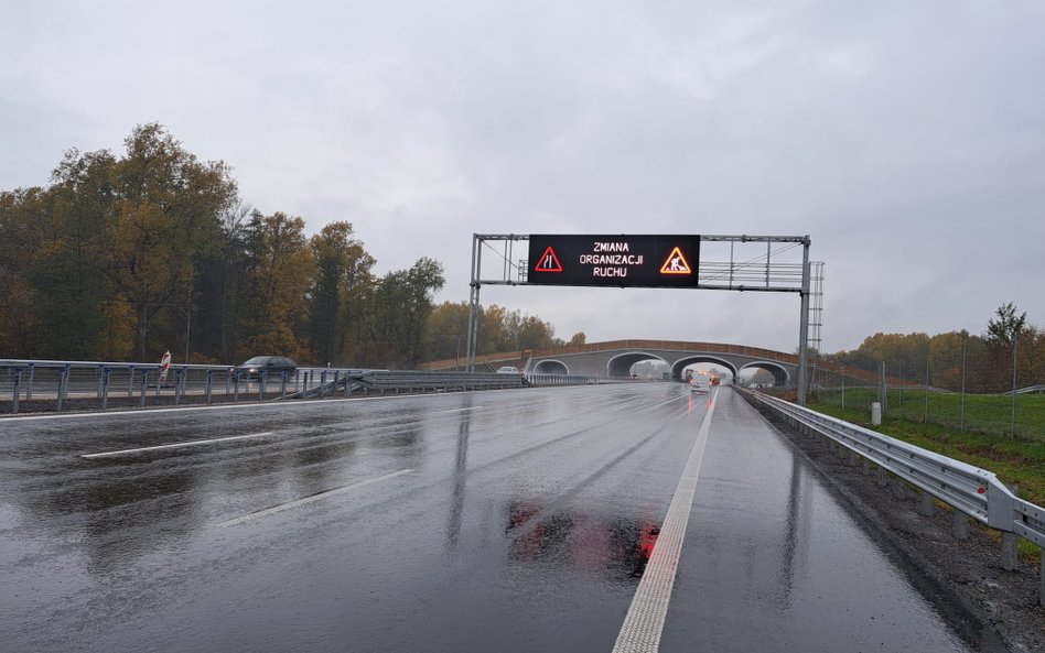 Prace przy budowie nowych odcinków S7 na północ od Warszawy posuwają się do przodu. Pod koniec paźdz