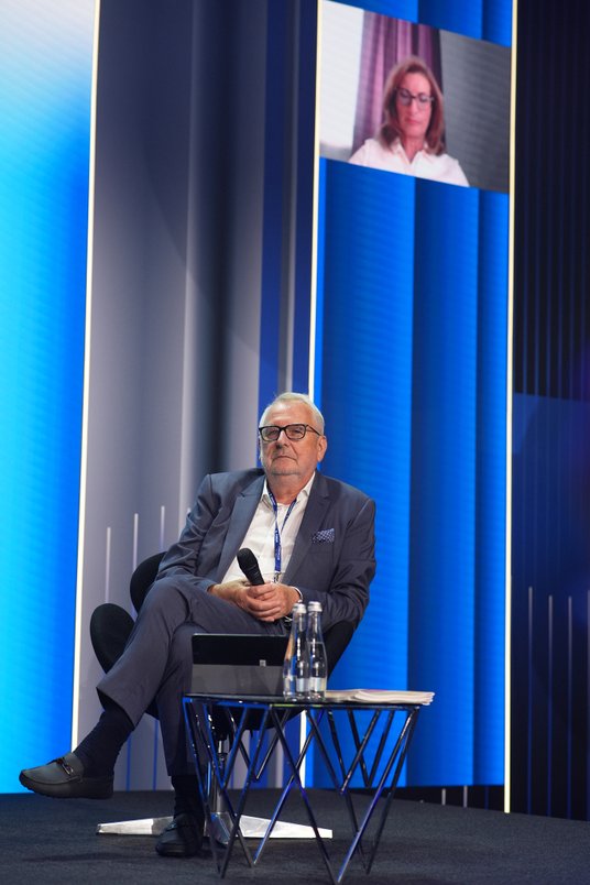 Prof. Andrzej Matyja, były prezes Naczelnej Rady Lekarskiej oraz (zdalnie) prof. Halina Car, kierown