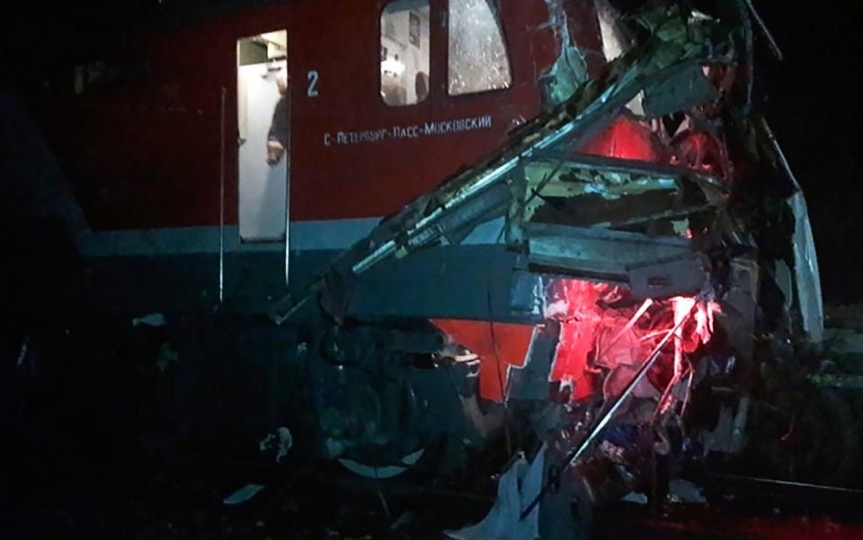 Rosja – katastrofa autokaru na przejeździe kolejowym