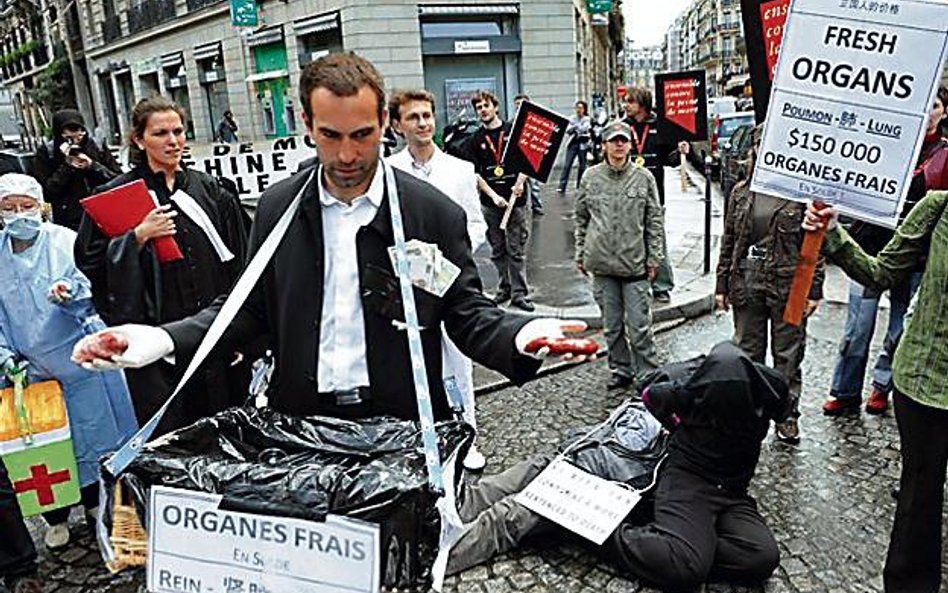 Protest w Paryżu przeciw metodom pobierania organów w ChRL