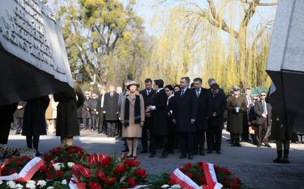 Premier Ewa Kopacz z ministrami, podczas uroczystości przy pomniku upamiętniającym ofiary katastrofy
