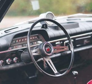 Upływ czasu widać przede wszystkim na desce rozdzielczej samochodu.