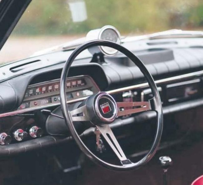 Upływ czasu widać przede wszystkim na desce rozdzielczej samochodu.