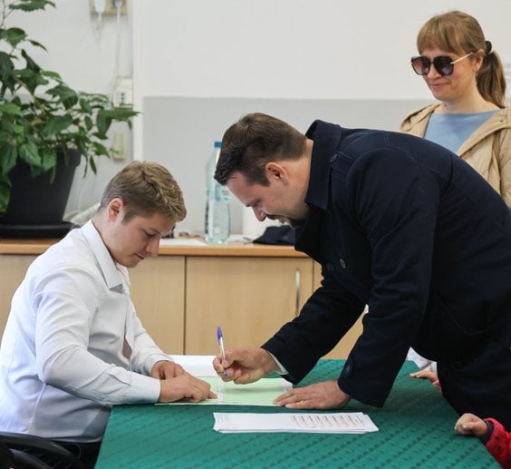 Michał Drewnicki w jednym z krakowskich lokali wyborczych
