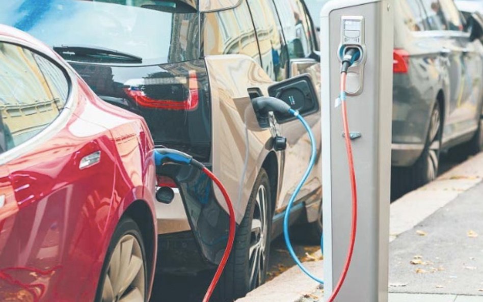 Samochody elektryczne i hybrydowe – co warto o nich wiedzieć?
