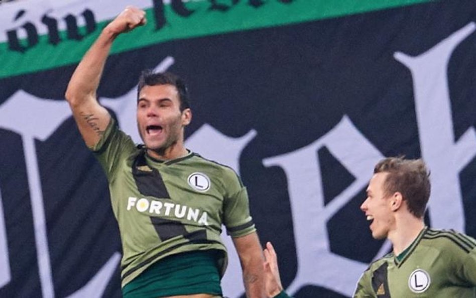 Nemanja Nikolić w 14 meczach ekstraklasy strzelił już 16 bramek. Z prawej Ondrej Duda