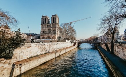 Budowę paryskiej katedry Notre Dame ukończono w 1345 roku.