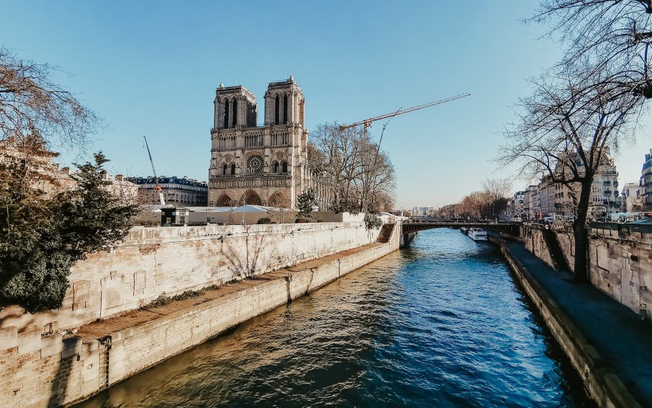 Budowę paryskiej katedry Notre Dame ukończono w 1345 roku.