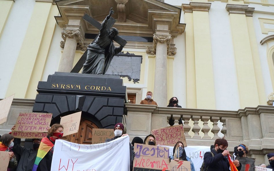 Młodzieżówka PiS dołącza do akcji obrony kościołów w Polsce