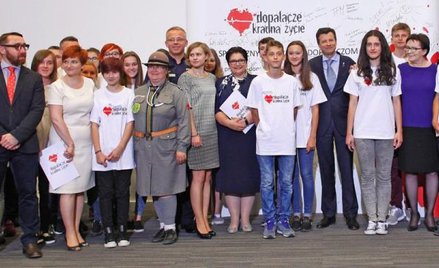 Urszula Augustyn (druga z lewej, podczas inauguracji akcji przeciw dopalaczom w lipcu 2015 r.) jako 