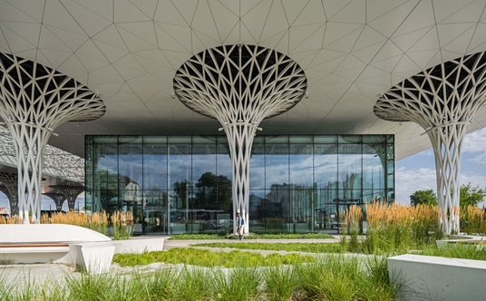 Chcieliśmy, by słupy były drewniane, ale było to wyzwanie nie tylko konstrukcyjne, ale i pożarowe. F