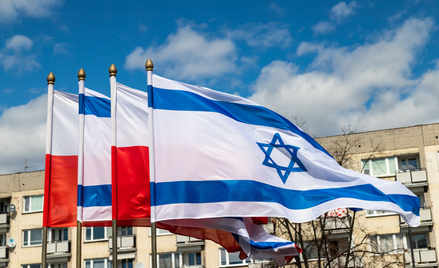 Polska, Izrael i wstawanie z kolan
