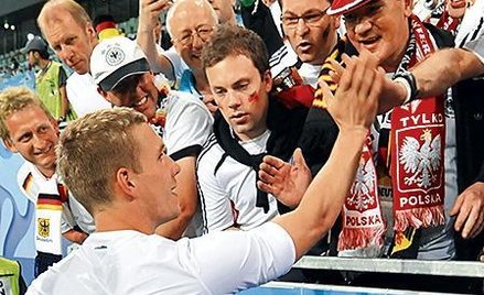 Lukasowi Podolskiemu gratulowali polscy i niemieccy kibice