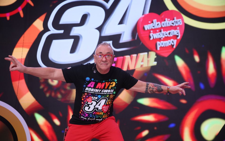 Prezes zarządu Fundacji Wielkiej Orkiestry Świątecznej Pomocy Jerzy Owsiak w studiu telewizyjnym WOŚ