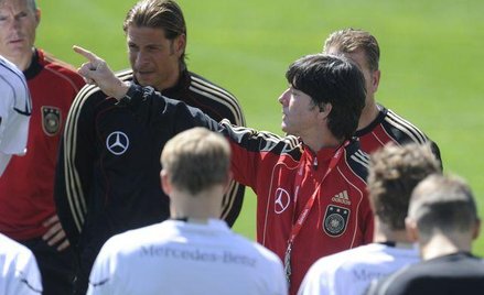 Trener Loew (w środku) wśród pikarzy