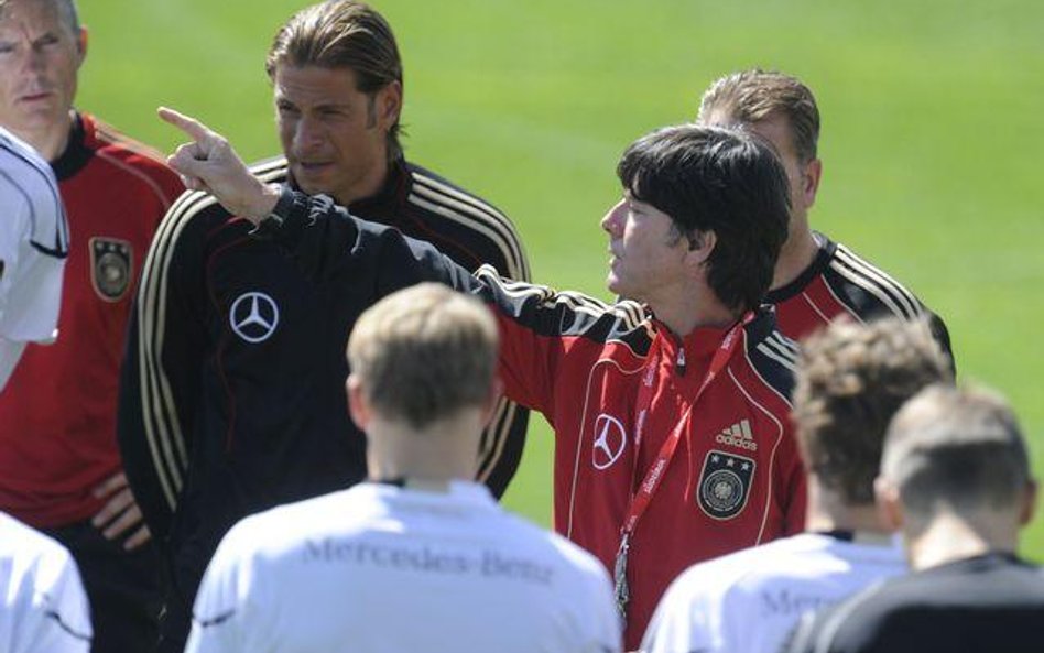 Trener Loew (w środku) wśród pikarzy